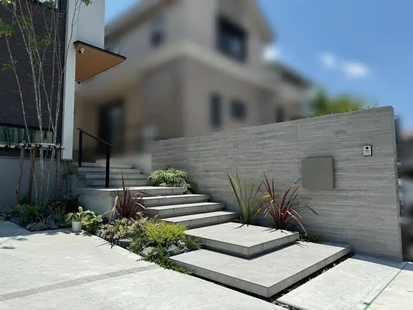 ◇　上品なファサードと一体感を感じるお庭のある風景　◇